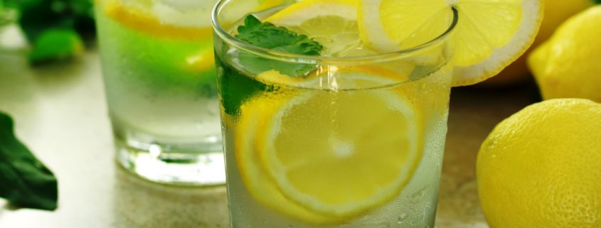 The Pros and Cons of lemon water
